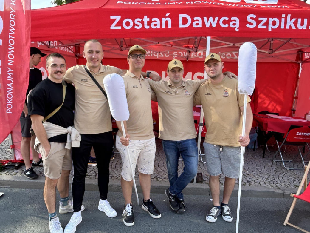 998 strażaków weszło na Śnieżkę. Na szczyt Karkonoszy poszli z ważnym przesłaniem