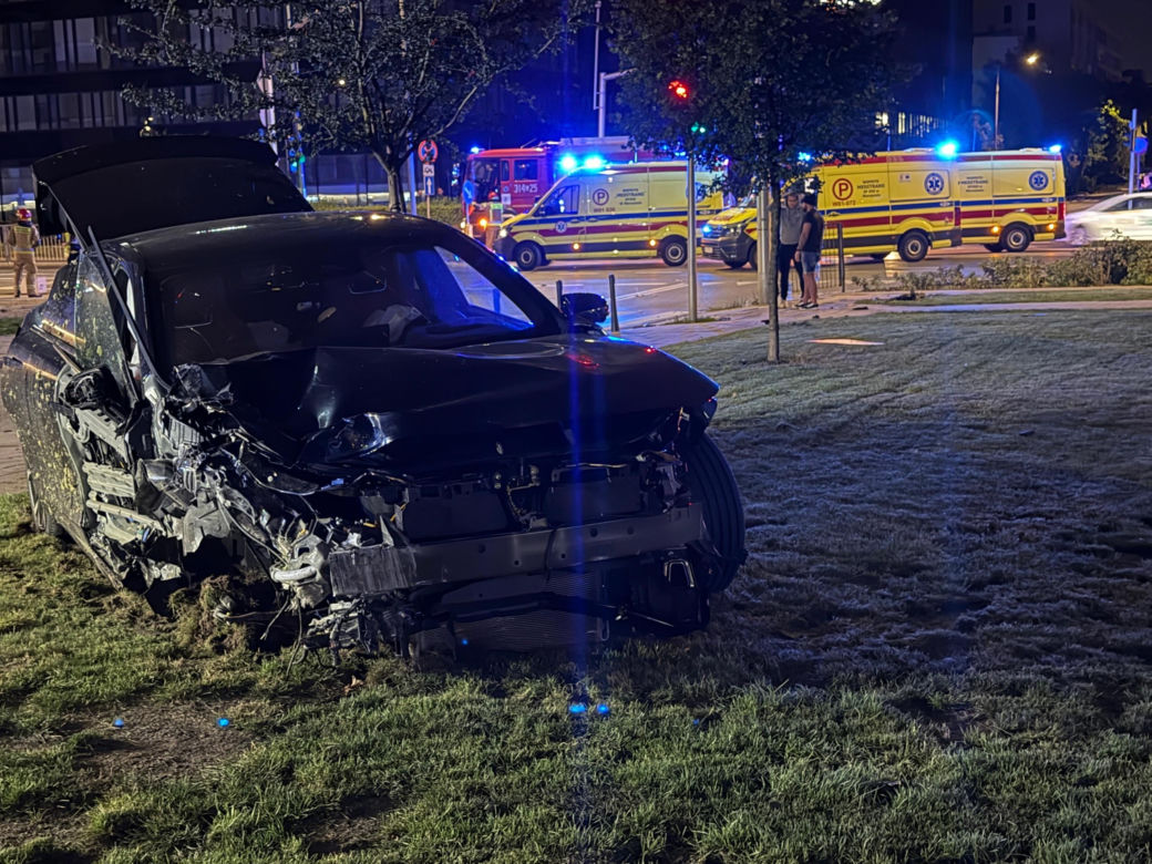 Demolka na Cybernetyki. Trzy auta roztrzaskane, jedno wjechało w budynek