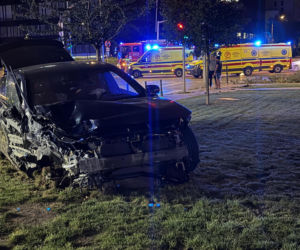 Demolka na Cybernetyki. Trzy auta roztrzaskane, jedno wjechało w budynek