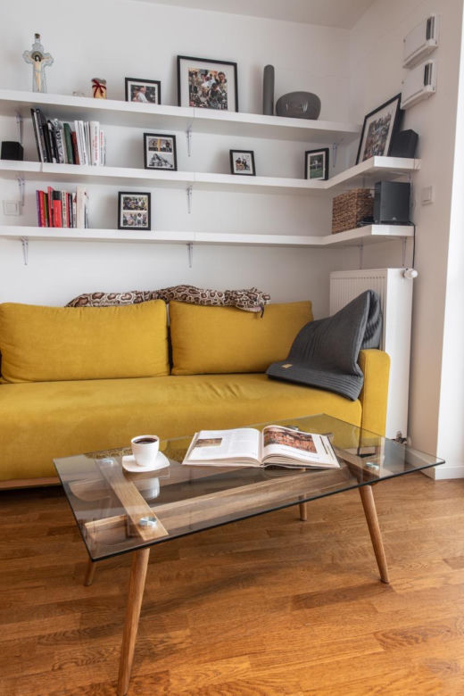 38-metrowa kawalerka projektu Interiorsy. Króluje tu minimalizm z dużą dawką koloru