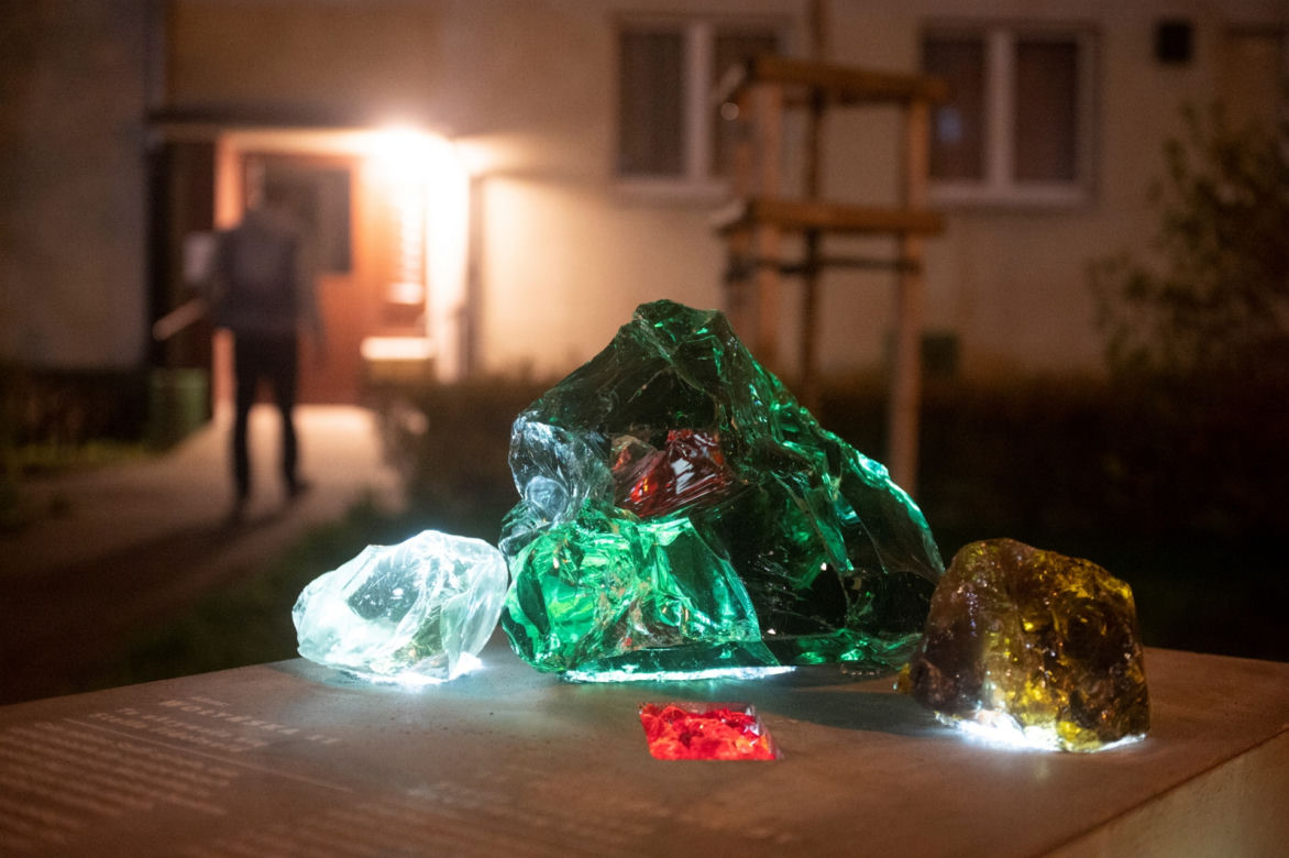 Podświetlane kryształy na Muranowie. Niezwykła akcja, o co chodzi?