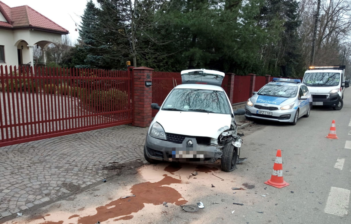 Dramat na Białołęce. Wiozła dzieci, roztrzaskała się na słupie