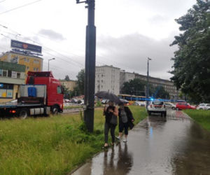 Ciężarówka na torach na Woli