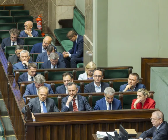 Polacy wystawili ocenę rządowi. Tusk będzie zaskoczony?