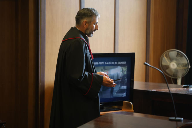 "Skazał matkę na dożywocie cierpienia". Prokurator chce 25 lat więzienia dla Dawida M. Zabóstwo na Nowym Świecie