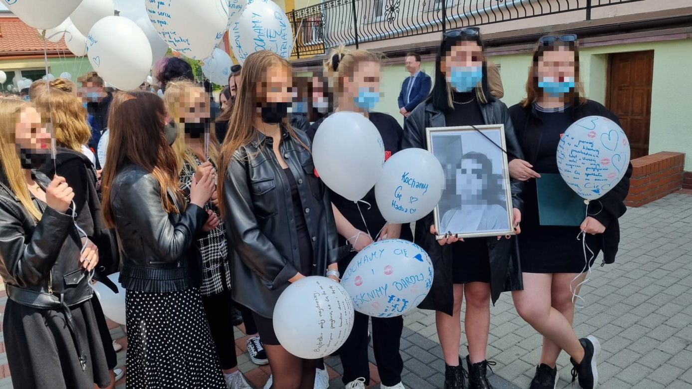 Koledzy żegnają swoją Madzię. "Cześć Jej pamięci!". Łzy, rozpacz i niezrozumienie. Nie tak miał wyglądać koniec roku szkolnego [ZDJĘCIA]