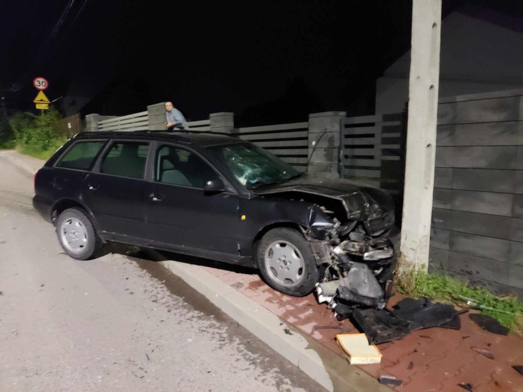 Nocny wypadek na Moniuszki w Starachowicach. Kierowca Audi uciekł z miejsca zdarzenia