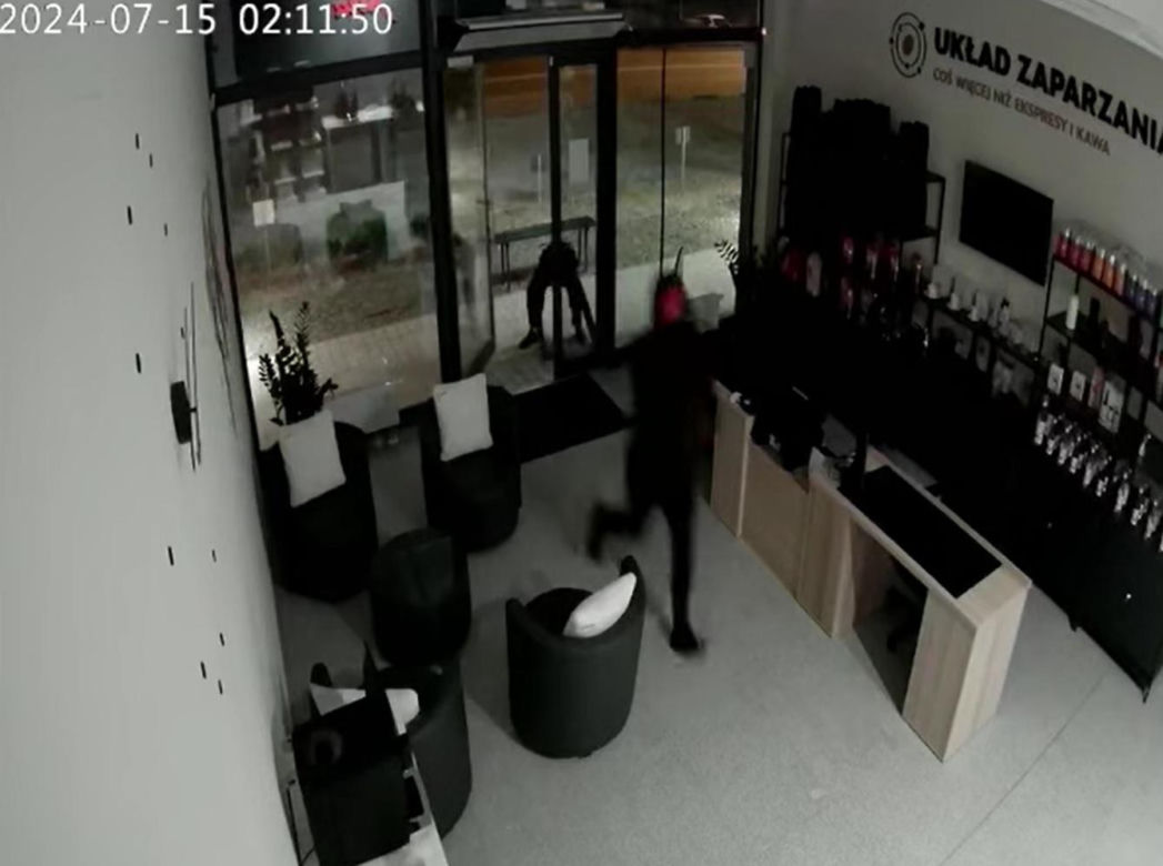 Nocne włamanie na wrocławskich Krzykach. Rabusie ukradli ekspresy do kawy, szuka ich policja