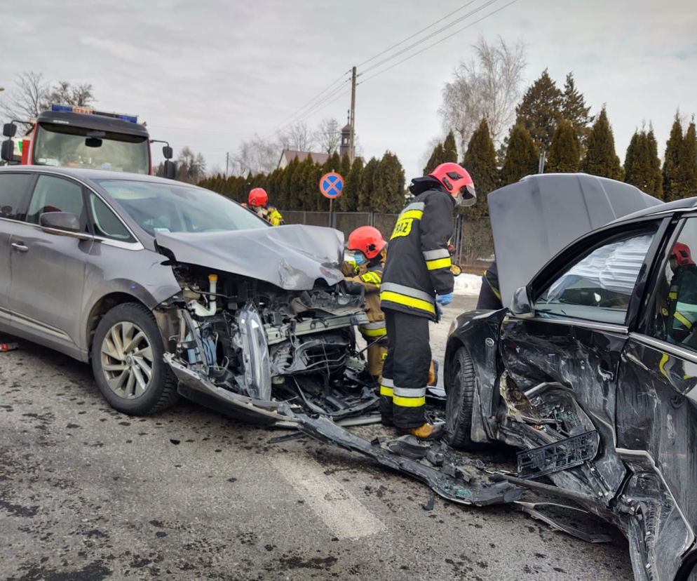 Potężna KRAKSA na ulicy Nawojowskiej w Nowym Sączu. Dwie osoby trafiły do szpitala
