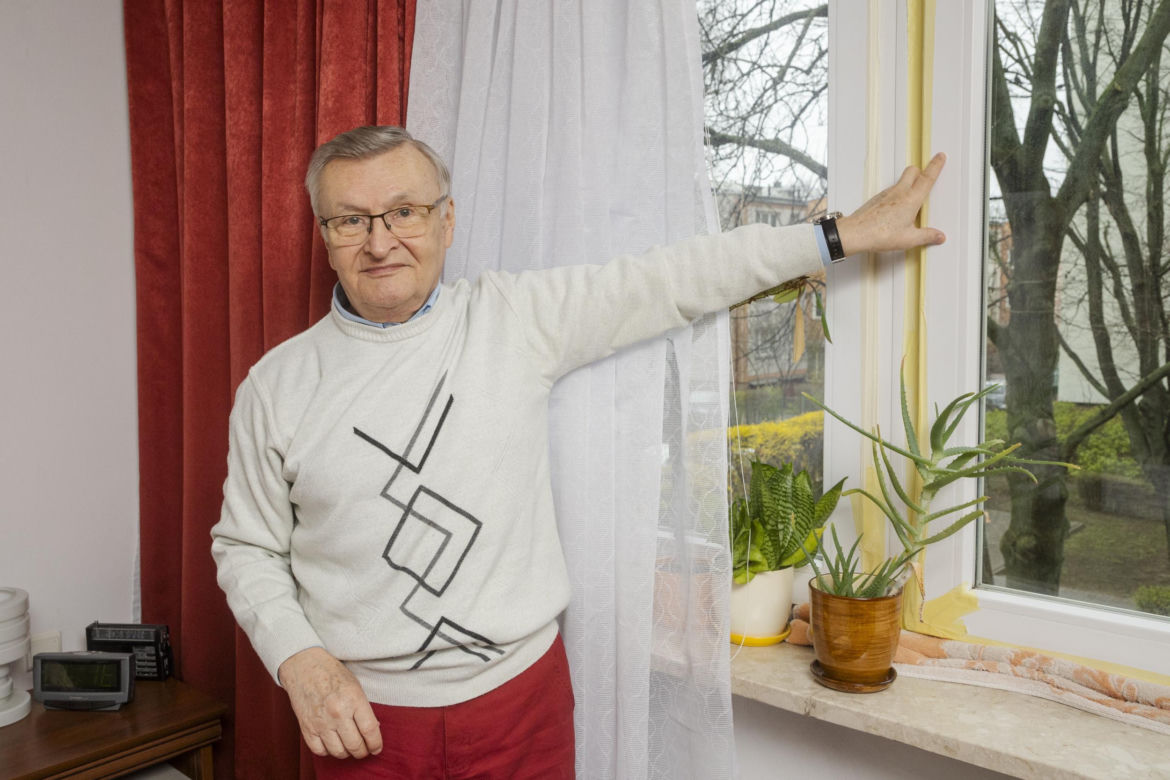 Strażacy włamali się mu do mieszkania. "Zastałem ziąb i wyłamane okno"