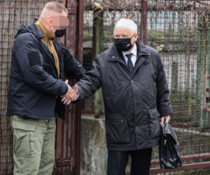 Naczelnik założył maskę