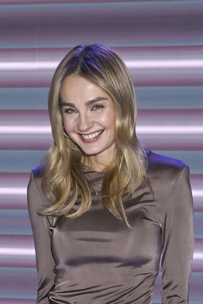 Małgorzata Socha pieści twarz prądem i światłem