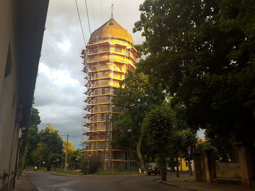 Wieża ciśnień w Górze uratowana. Zaczął się remont zabytku