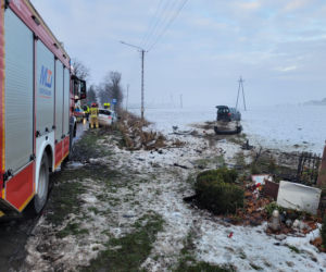 Dwa auta rozbite, roztrzaskana kapliczka. Co się stało?