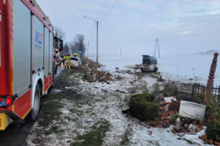 Wypadek w Nowej Wsi. Dwa auta rozbite, roztrzaskana kapliczka. Co się stało?