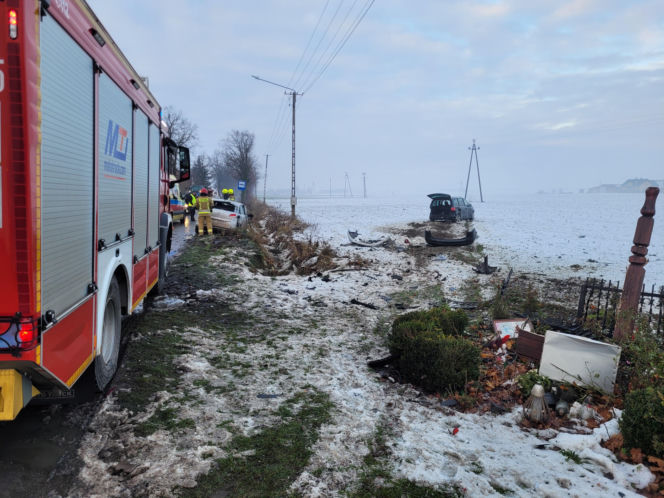 Wypadek w Nowej Wsi. Dwa auta rozbite, roztrzaskana kapliczka. Co się stało?