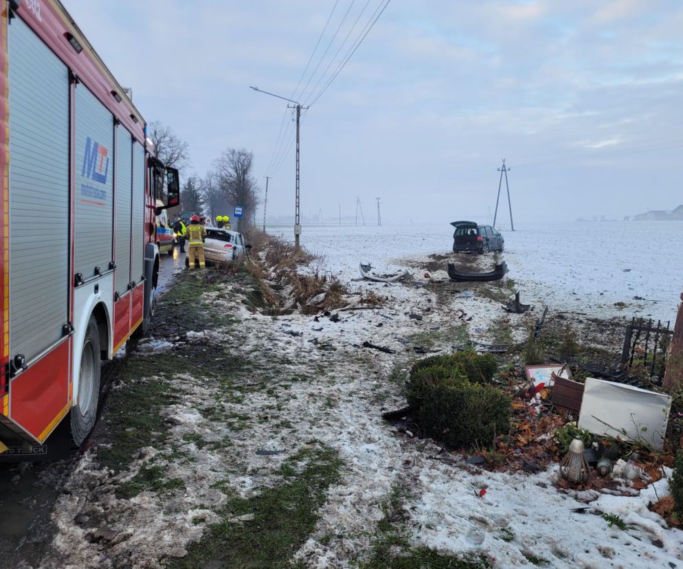 Wypadek w Nowej Wsi. Dwa auta rozbite, roztrzaskana kapliczka. Co się stało?