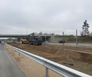 Na autostradzie A2 na wschód od Warszawy prace idą pełną parą, zarówno w dzień, jak i po zmroku