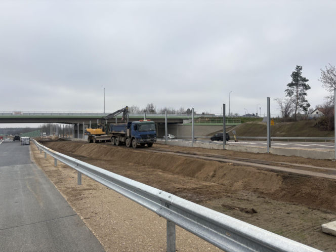 Na autostradzie A2 na wschód od Warszawy prace idą pełną parą, zarówno w dzień, jak i po zmroku