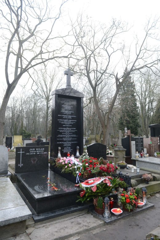 Tak wygląda grób ojca Kaczyńskich. Jest inny niż grób matki