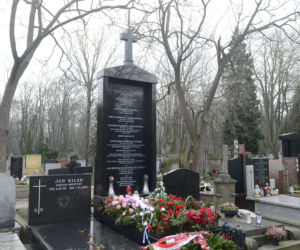 Tak wygląda grób ojca Kaczyńskich. Jest inny niż grób matki