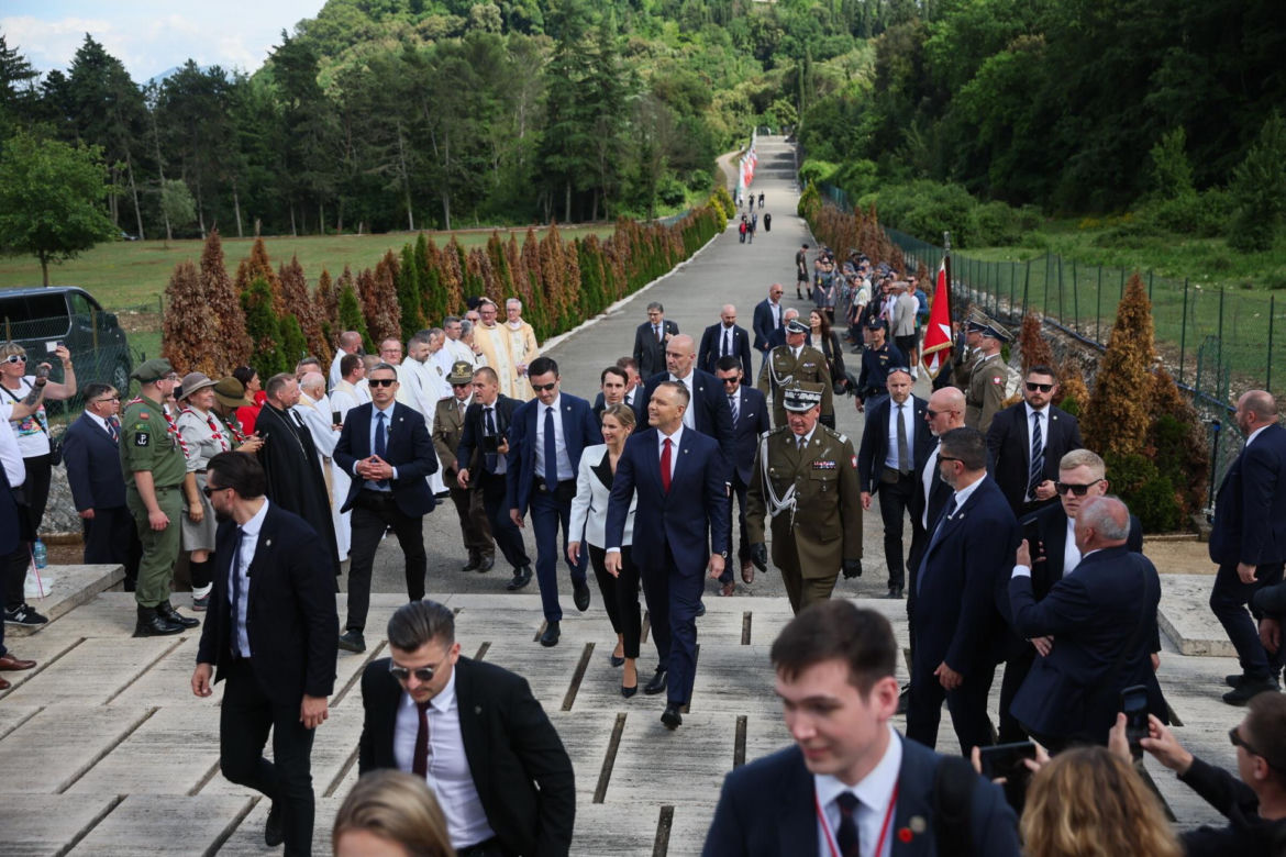 Prezydent RP Karol Nawrocki i pierwsza dama Marta Nawrocka podczas polowej mszy świętej na Polskim Cmentarzu Wojennym pod Monte Cassino