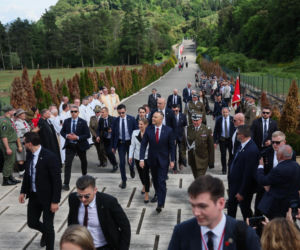 Prezydent RP Karol Nawrocki i pierwsza dama Marta Nawrocka podczas polowej mszy świętej na Polskim Cmentarzu Wojennym pod Monte Cassino