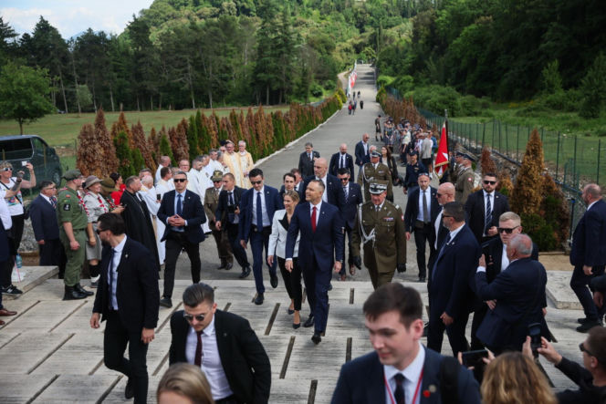 Prezydent RP Karol Nawrocki i pierwsza dama Marta Nawrocka podczas polowej mszy świętej na Polskim Cmentarzu Wojennym pod Monte Cassino