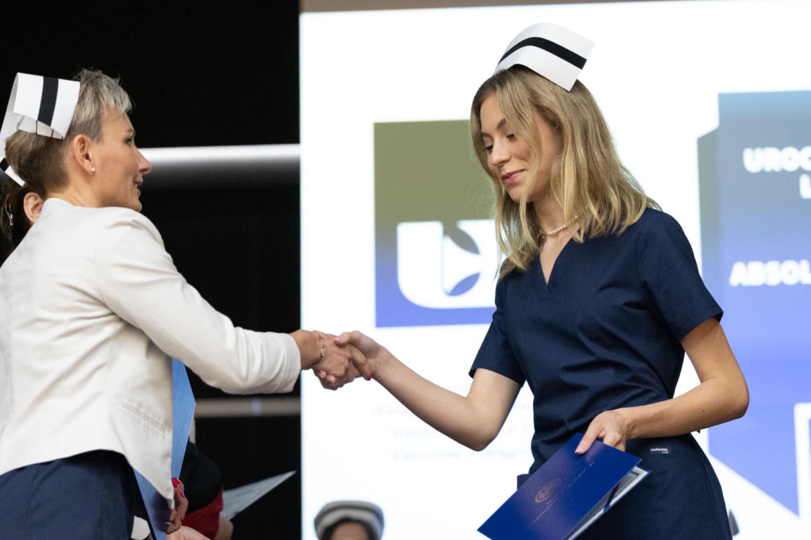 Nowe i młode pielęgniarki. Czepkowanie na Uniwersytecie Rzeszowskim [GALERIA]