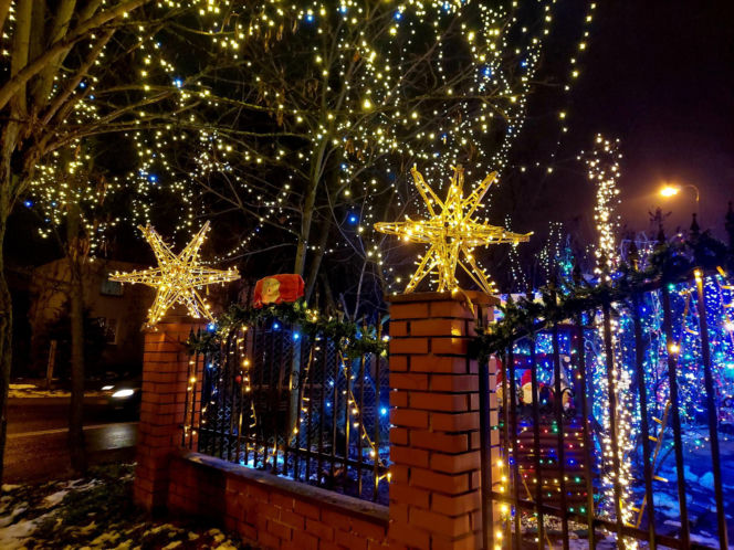 Dom bydgoskich Griswoldów znów rozbłysł. "Powieśiliśmy 300 tysięcy lampek. Przygotowywaliśmy jej od lipca!"