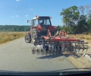 Rolnik zniszczył krawężniki ścieżki rowerowej. Nagranie w sieci przypomina sprawę z Gliwic