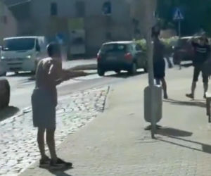 Półnagi mężczyzna z nożem gonił ludzi na ulicy. Dantejskie sceny we Wrocławiu