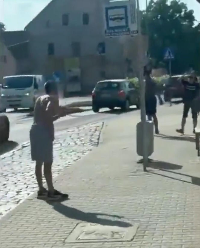 Półnagi mężczyzna z nożem gonił ludzi na ulicy. Dantejskie sceny we Wrocławiu