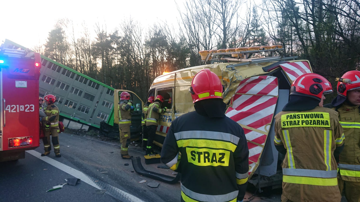 Koszmarny wypadek na A4 w Jaworznie. Ciężarówka wjechała samochód 
