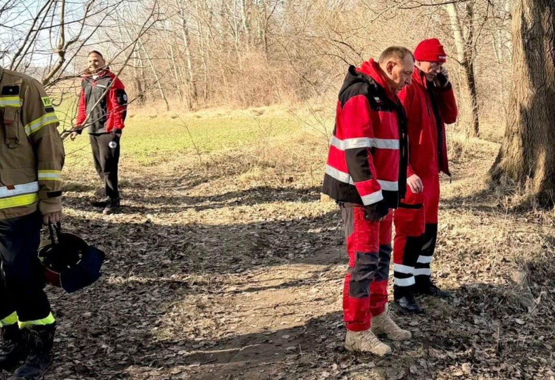 Ciało zostało wyłowione z rzeki, a śledczy próbują teraz ustalić, kim był zmarły i jak znalazł się w wodzie