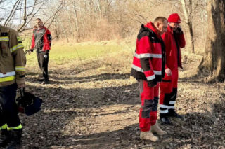 Ciało zostało wyłowione z rzeki, a śledczy próbują teraz ustalić, kim był zmarły i jak znalazł się w wodzie
