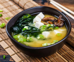 Japońska zupa miso – aromatyczna, pożywna i prosto z Twojej kuchni