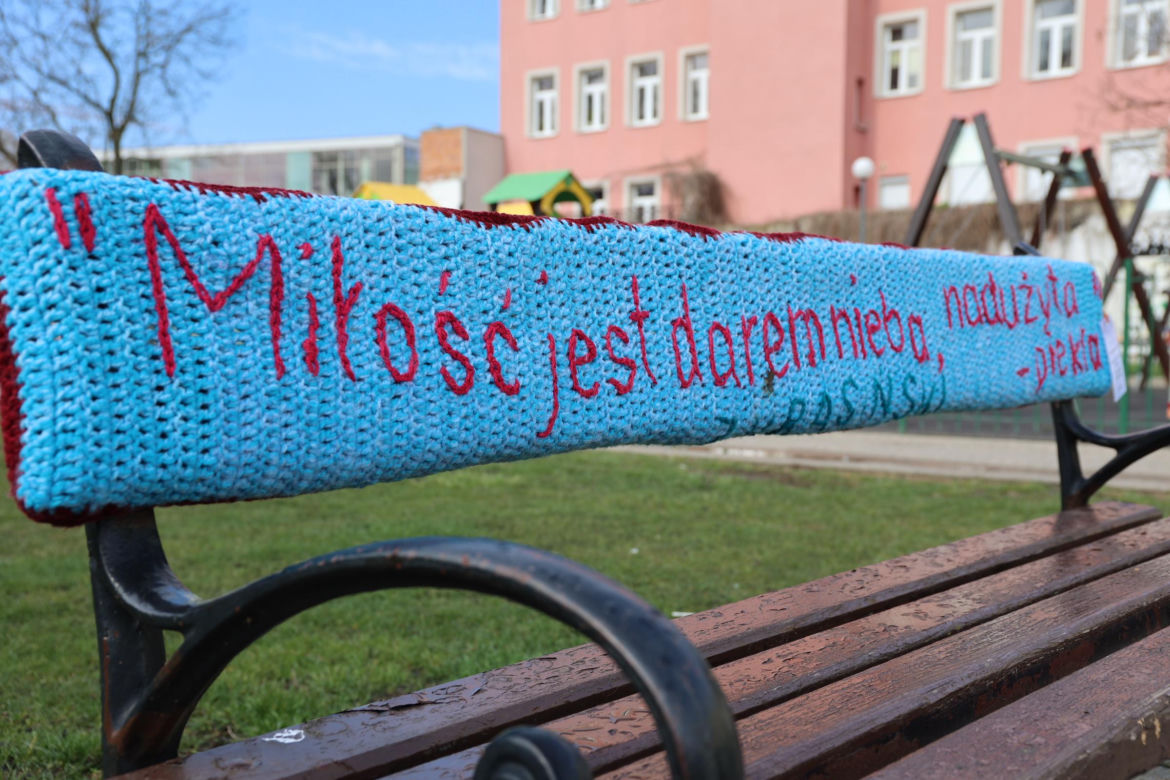 Kolorowe instalacje opanowały Lublin. Tak „Otulanie włóczką” świętuje swoje 10. urodziny!