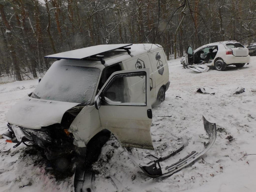 Roztrzaskana toyota, a w środku zakleszczeni pasażerowie! Zderzenie trzech samochodów w Józefowie