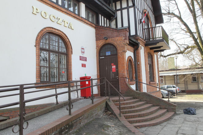 Ogromne kolejki, braki kadrowe oraz rażące zaniedbania ze strony listonoszy w Pocztach pod Warszawą