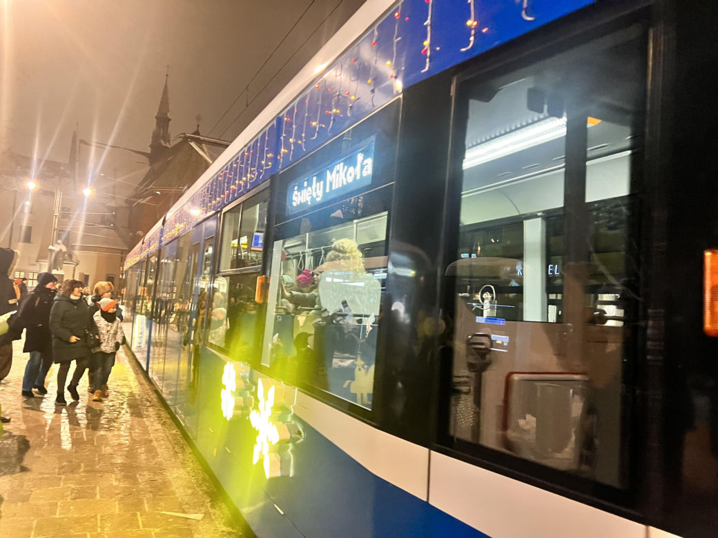 Święty Mikołaj jechał w krakowskim tramwaju 