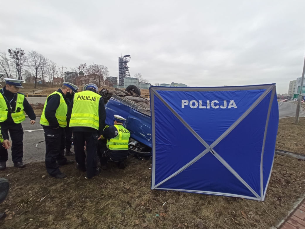 Wypadek w Katowicach. Samochód dachował na Roździeńskiego [ZDJĘCIA]