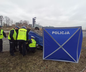 Wypadek w Katowicach. Samochód dachował na Roździeńskiego [ZDJĘCIA]