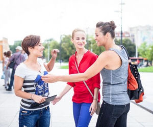 Pierwsza miłość. Ola (Dominika Kojro), Daga (Anna Szymańczyk), Sabina (Urszula Dębska)