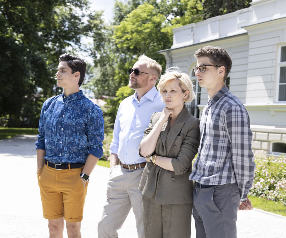 Kowalscy kontra Kowalscy odc. 3. Piotr (Piotr Adamczyk), Anna (Marieta Żukowska), Janek (Patryk Cebulski), Nikodem (Jakub Zdrójkowski)