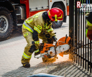 Groźny wypadek w Ełku. Samochód z małym dzieckiem wjechał w budynek szkoły