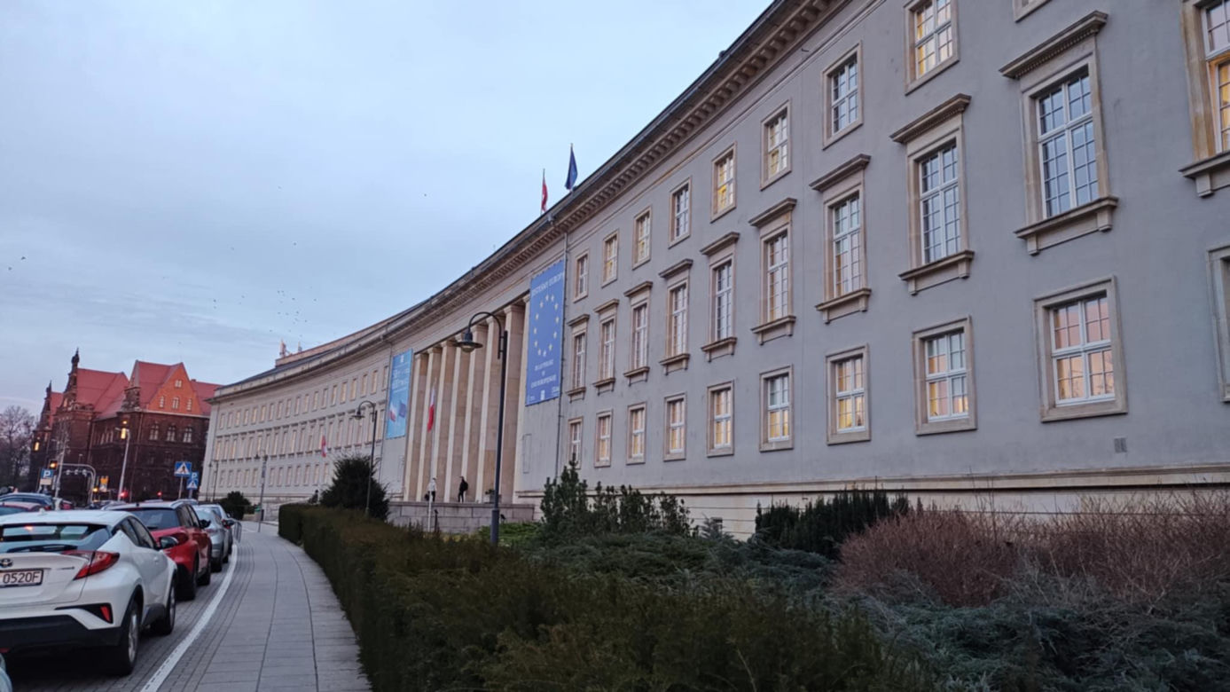 Sprawdziliśmy, ile czeka się na nowy paszport we Wrocławiu. Kolejek już nie ma 