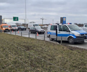 Kłęby dymu na S2. Osobówka płonęła jak pochodnia