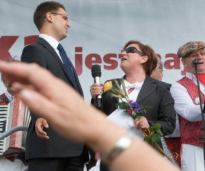 Beata Kempa śpiewa na wiecu PiS w Łomży 