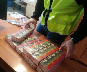Policja przeszukała posesję w Żninie i znalazła NIELEGALNY towar wart ponad 41 tys. zł [ZDJĘCIA] 